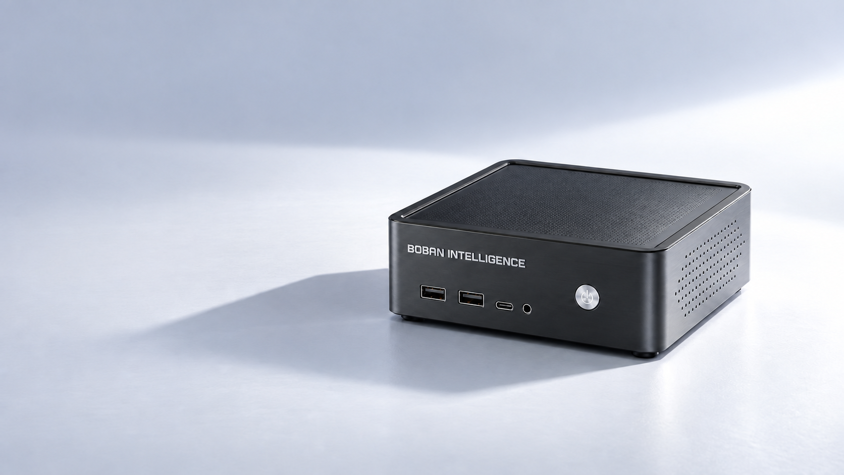 AI Box 算力终端，明亮自然光下的机身与接口展示